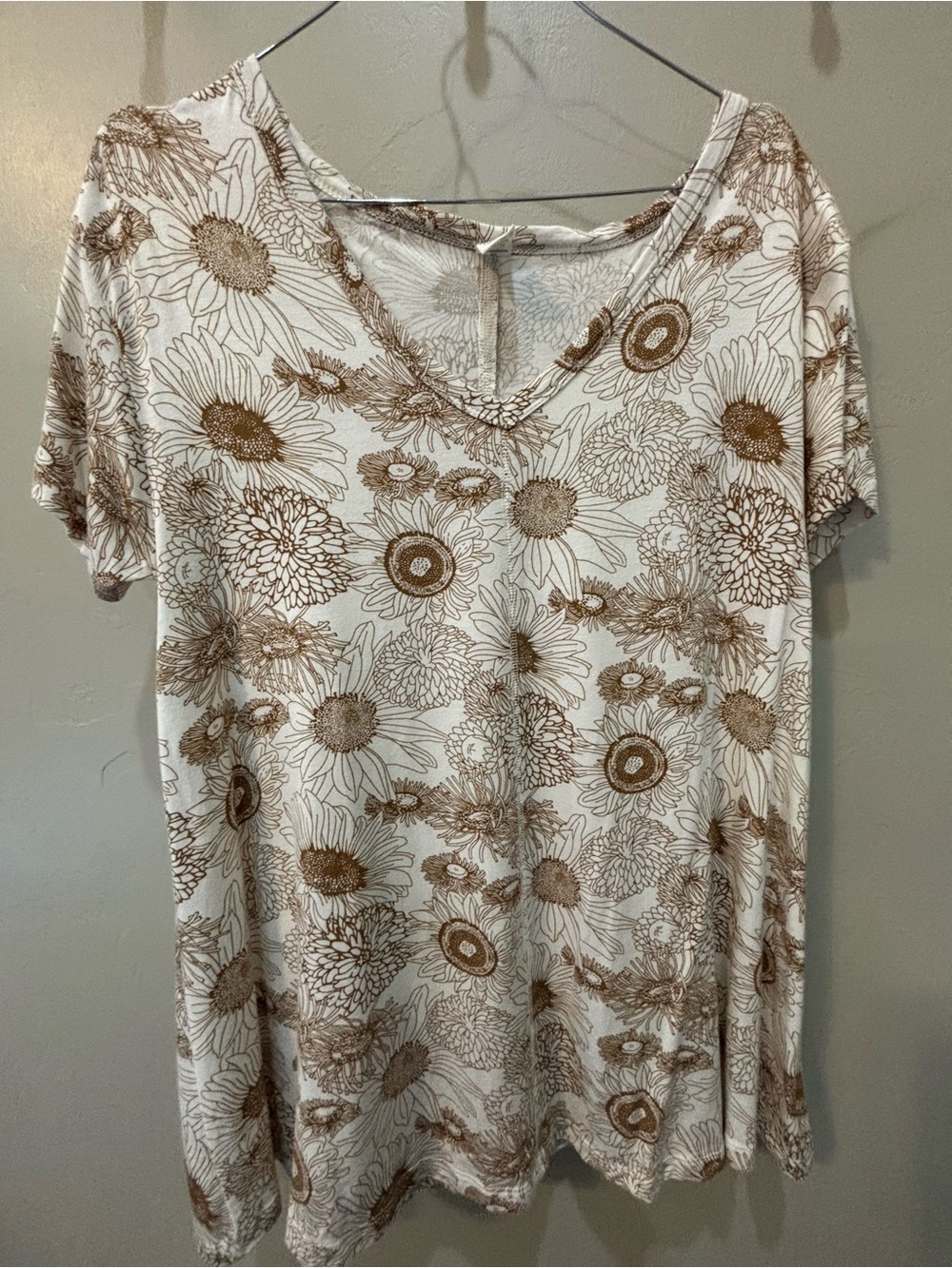 Kate Quinn | V-Neck Relaxed Tee | Sunflower Burst | Lenzing Modal | EUC | XS